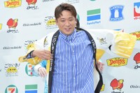 スペシャル法被に袖を通すアルコ＆ピース酒井