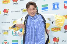 スペシャル法被に袖を通すアルコ＆ピース酒井