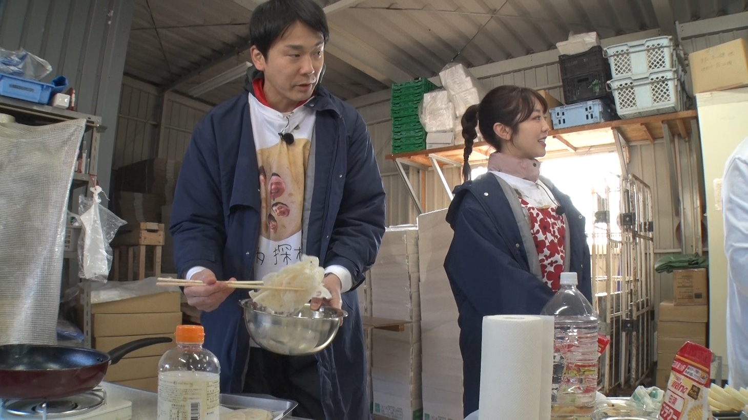 左から、かまいたち濱家、峯岸みなみ