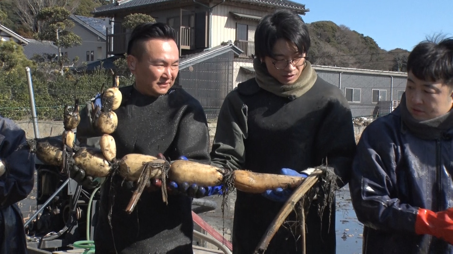 左から、かまいたち山内、さや香・新山、水田信二