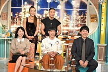 「櫻井・有吉THE夜会」に出演するバッテリィズ（前列右）