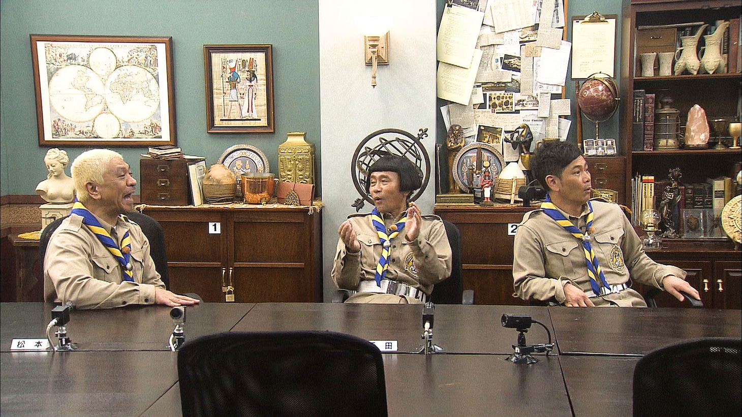 「絶対に笑ってはいけない」より、トレジャーハンターの衣装を着たダウンタウンとココリコ遠藤