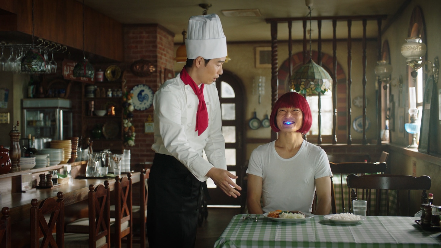 新たに放送されるジャルジャル出演のIndeedのCMより。右は歯光