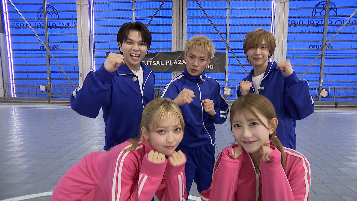 前列左からMOMO、千葉恵里。後列左から塩﨑太智、浦川翔平、永岡蓮王