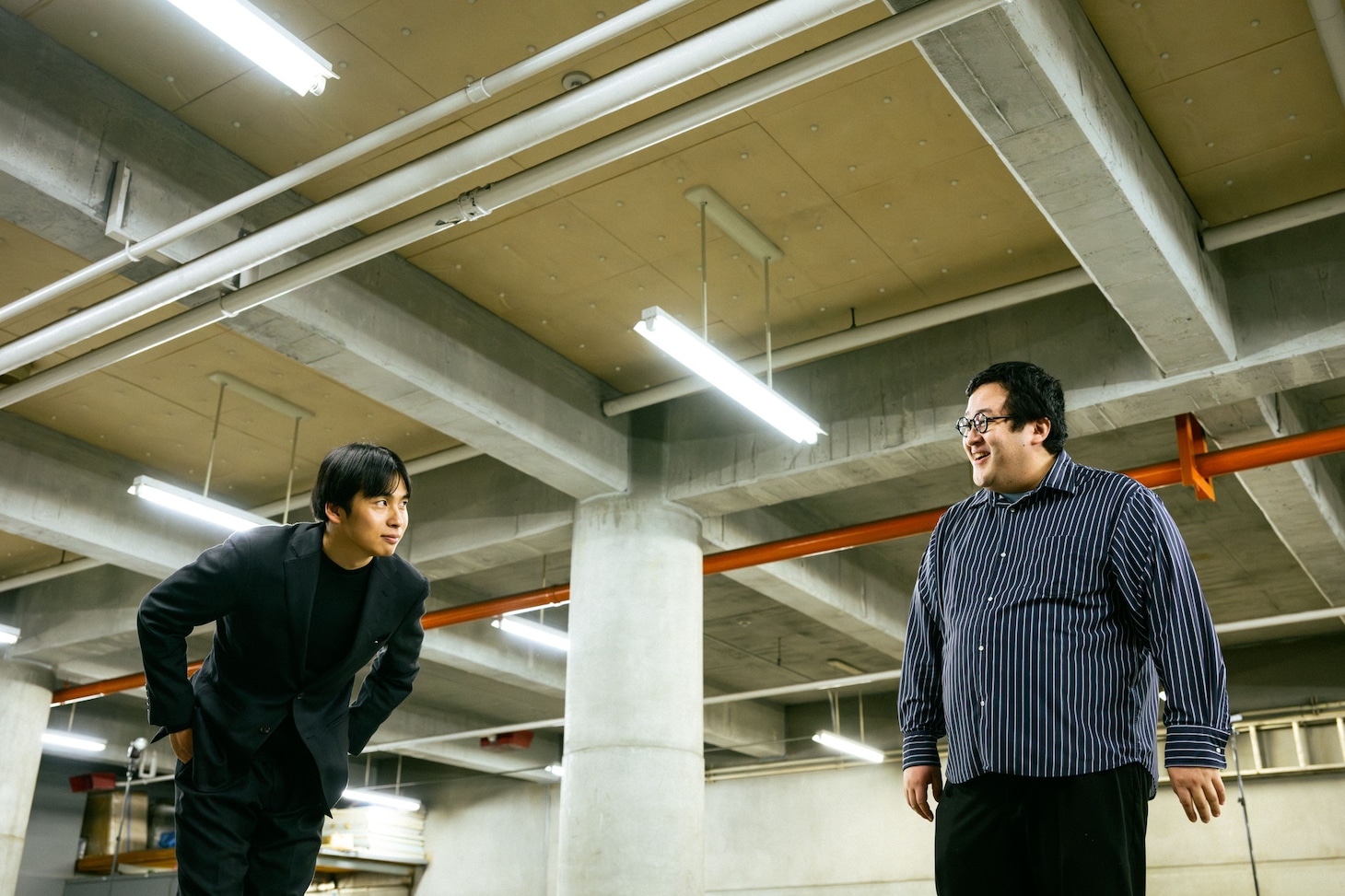 左から坂井風太氏、春とヒコーキぐんぴぃ ©平松市聖