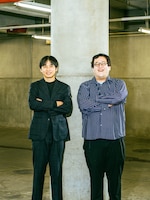 左から坂井風太氏、春とヒコーキぐんぴぃ ©平松市聖