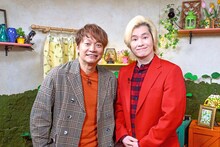 左から香取慎吾、メイプル超合金カズレーザー