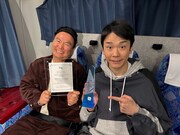 トロフィーを受け取ったかまいたち ©MBS