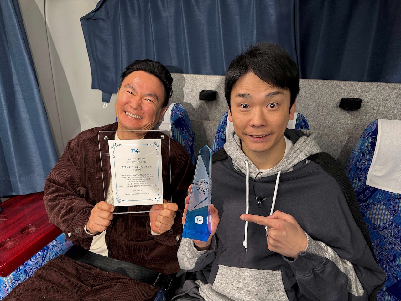 トロフィーを受け取ったかまいたち ©MBS