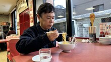ナイナイ岡村、東海地方初の冠番組「オカムラ麺ズ倶楽部」で麺料理を食べ歩き