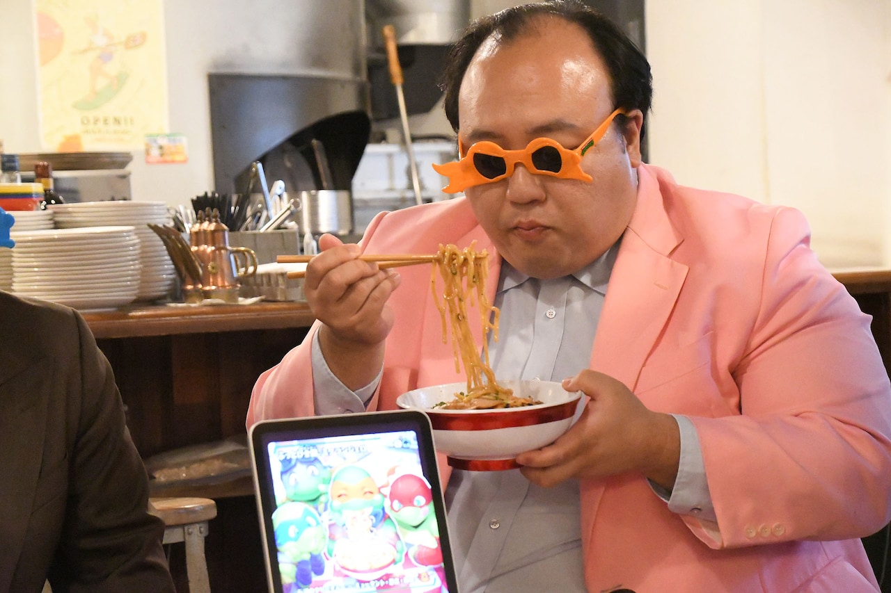 今回特別の提供されたピザラーメンを味わう大鶴肥満
