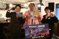 マジックプロプレイヤー行広賢（右）の登場に、ママタルト檜原（左）は「痩せたブティックあゆみさんがいらっしゃるかと思ったのではないでしょうか」と報道陣に紹介