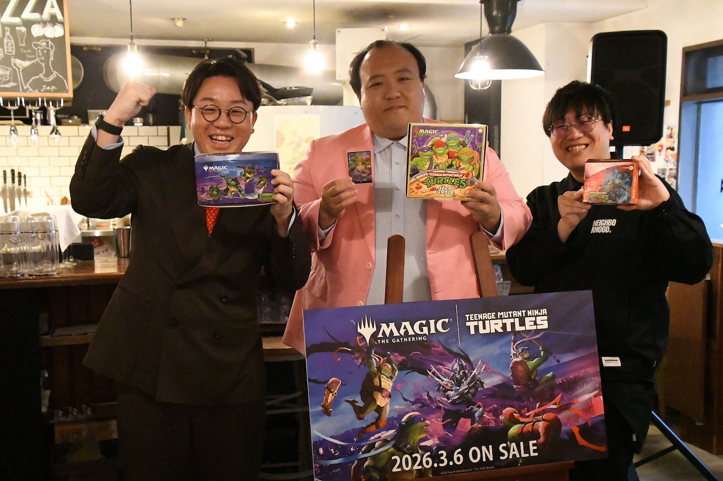 マジックプロプレイヤー行広賢（右）の登場に、ママタルト檜原（左）は「痩せたブティックあゆみさんがいらっしゃるかと思ったのではないでしょうか」と報道陣に紹介