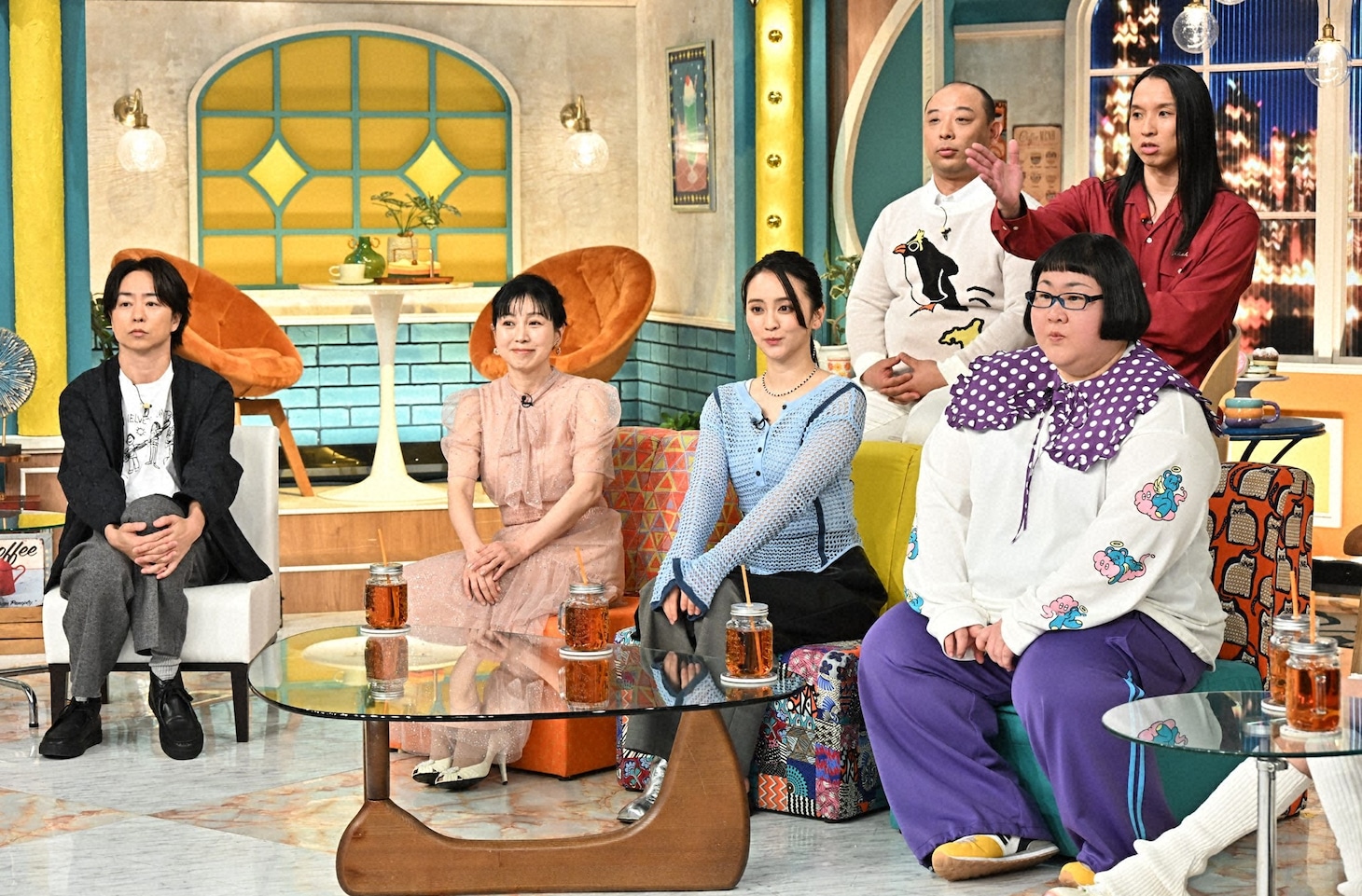 前列左から、櫻井翔、西村知美、岡田結実、メイプル超合金・安藤なつ、後列のトム・ブラウン