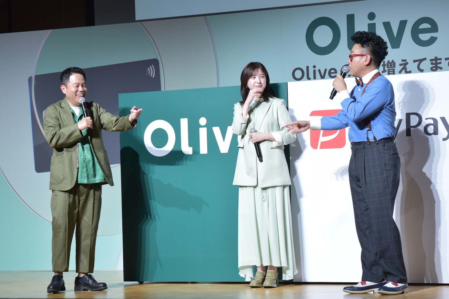 小競り合いを繰り広げるダイアン津田（左）、宮川大輔（右）、吉高由里子（中央）