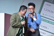イベントからの降壇時、今日の挨拶の仕方についてダイアン津田に詰め寄る宮川大輔（右）