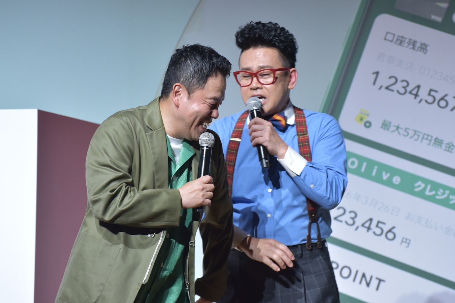 イベントからの降壇時、今日の挨拶の仕方についてダイアン津田に詰め寄る宮川大輔（右）