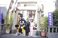 「ザ・クロウ」の大ヒット祈願イベントに登場した（左から）烏森神社公認キャラクター・こい吉、たくろう