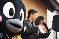 左から烏森神社公認キャラクター・こい吉、たくろう