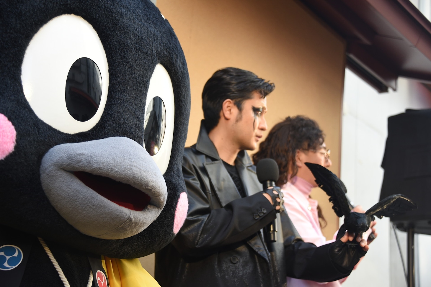 左から烏森神社公認キャラクター・こい吉、たくろう