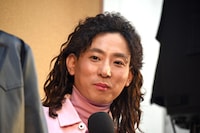 “武闘派教育ママ”のようであり、赤木からは「メガネを取るとファーストサマーウイカさんに似ている」とも言われた、たくろう・きむらバンド