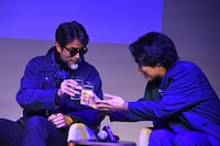 吉田玲雄氏（左）と乾杯をする令和ロマンくるま（右）