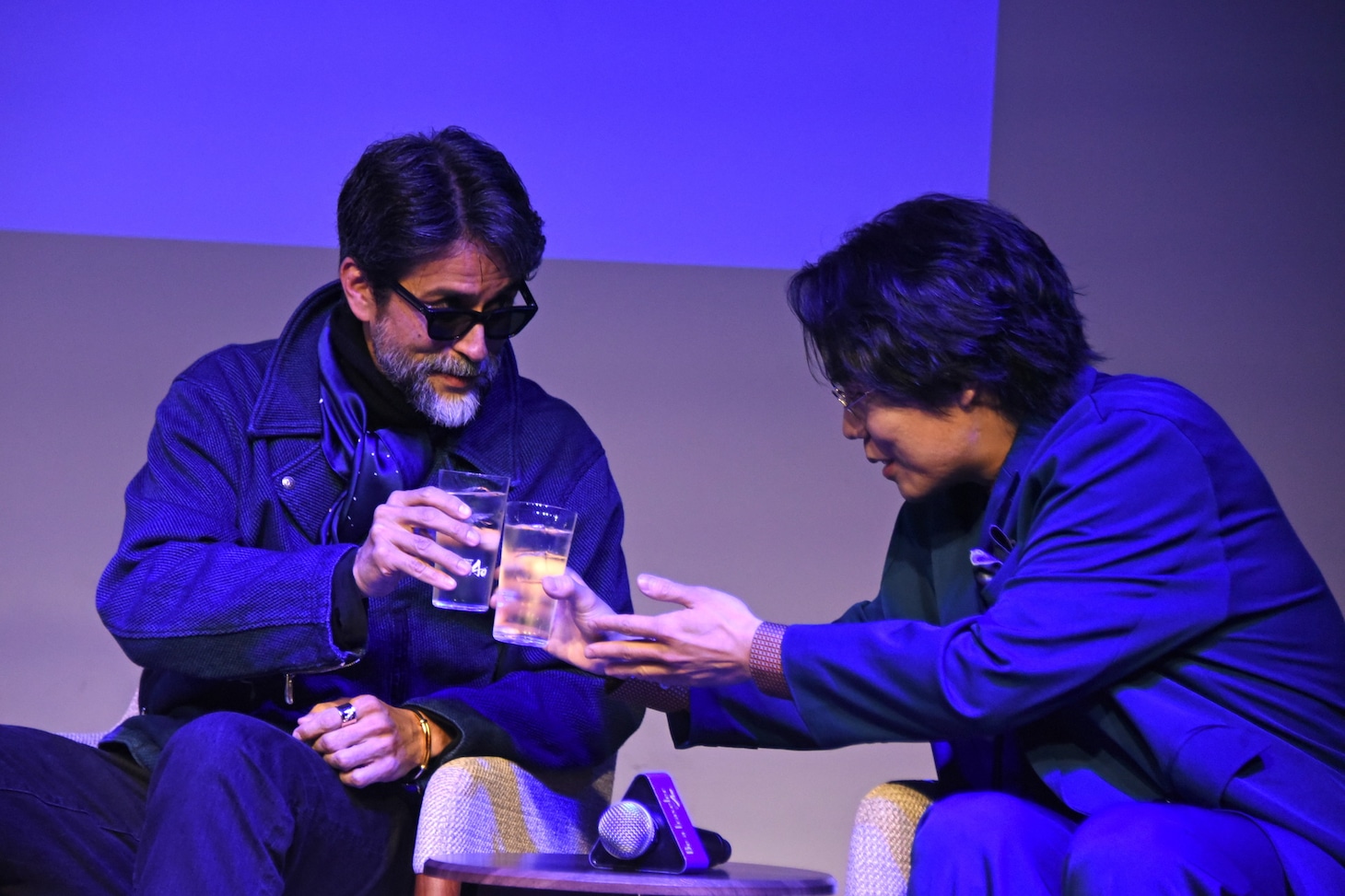 吉田玲雄氏（左）と乾杯をする令和ロマンくるま（右）