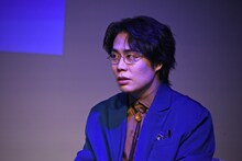 ややソワソワしている令和ロマンくるま