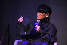 サウナハットを紹介する山口一郎