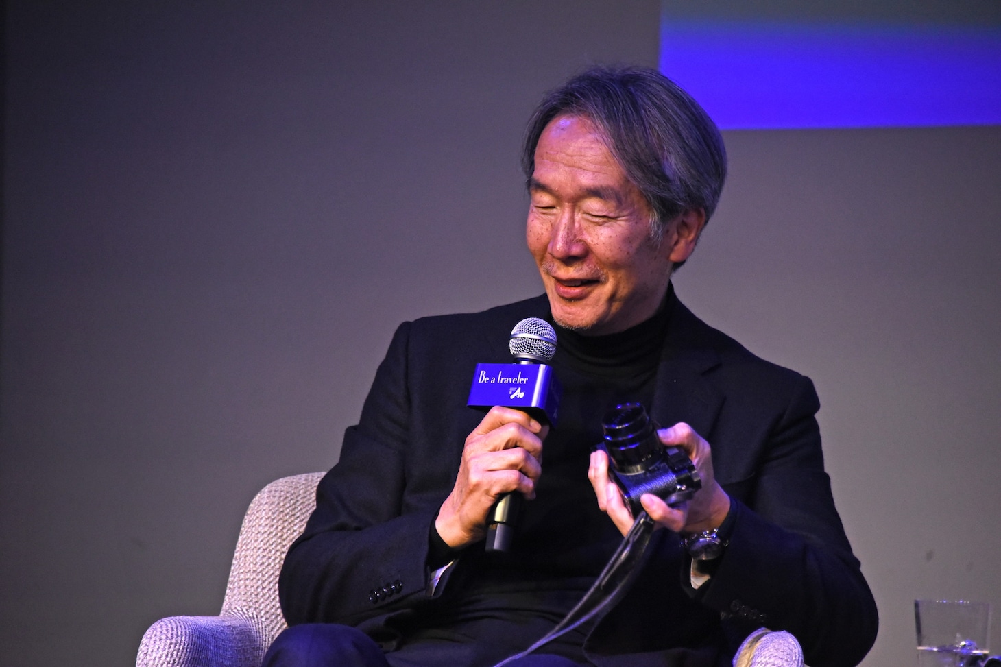 カメラを紹介する上田義彦氏