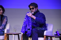 お気に入りのストールを紹介する吉田玲雄氏