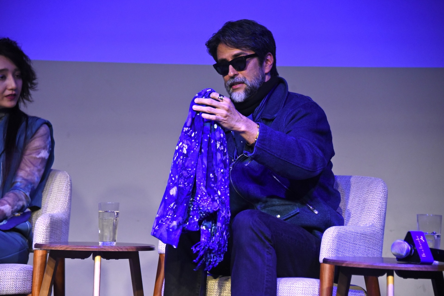 お気に入りのストールを紹介する吉田玲雄氏