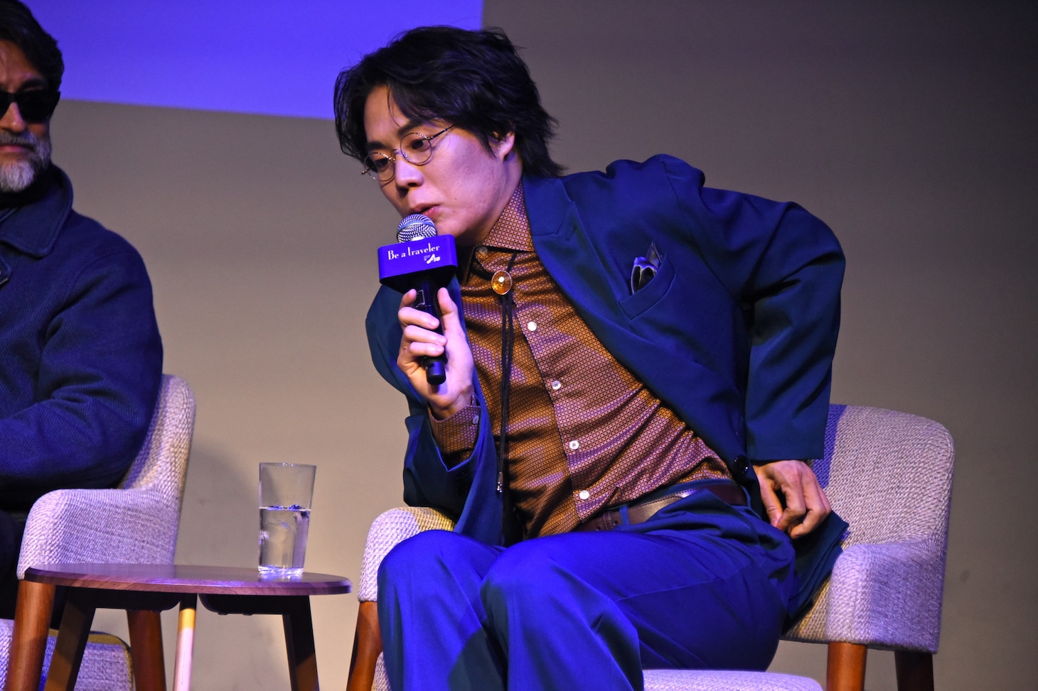 「めぐりズム 蒸気でホットアイマスク」を取り出す令和ロマンくるま