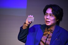 「Be a traveler」アンバサダーの証であるカードをもらった令和ロマンくるま