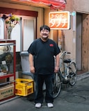 初の単著「没頭飯」を上梓する空気階段・鈴木もぐら