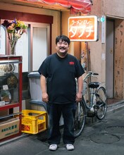 初の単著「没頭飯」を上梓する空気階段・鈴木もぐら