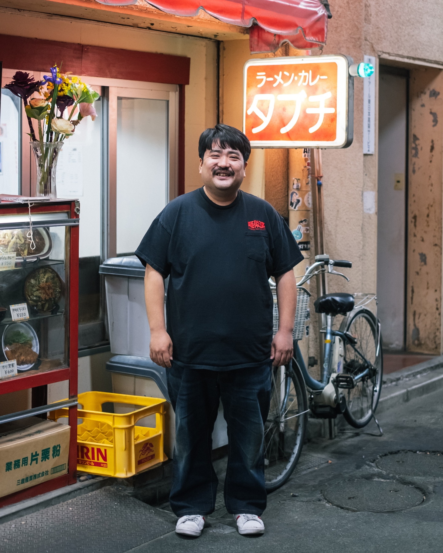 初の単著「没頭飯」を上梓する空気階段・鈴木もぐら
