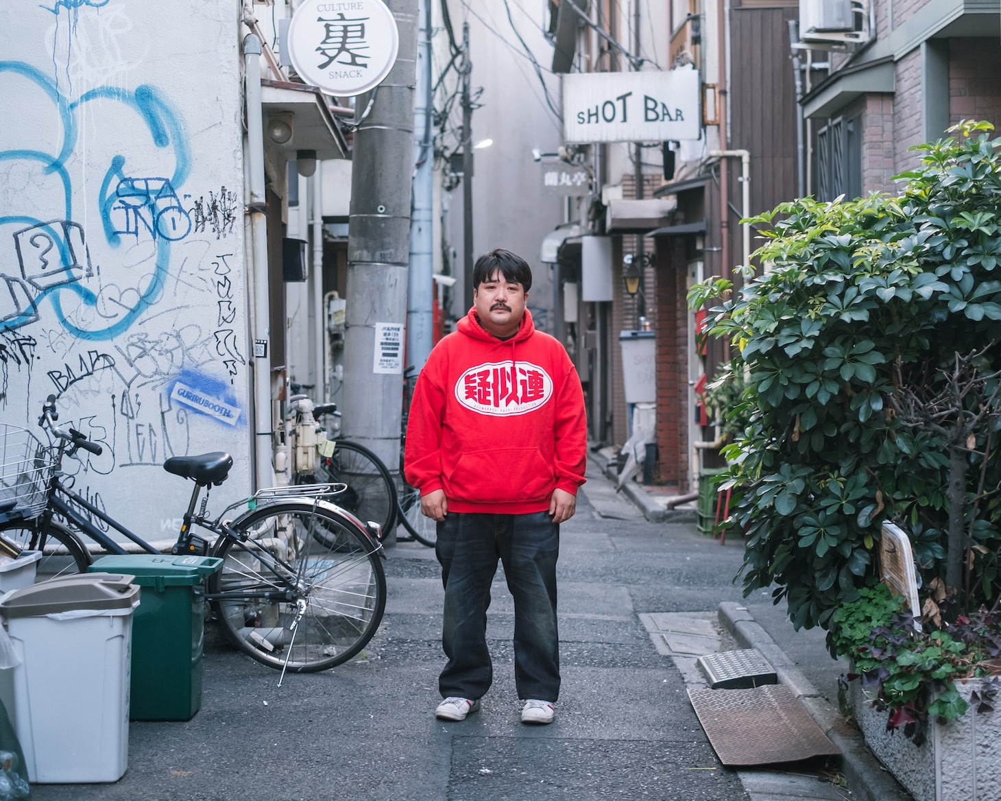初の単著「没頭飯」を上梓する空気階段・鈴木もぐら