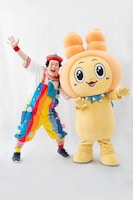 左から、たいいくにいちゃん（岡崎体育）、りろりろ