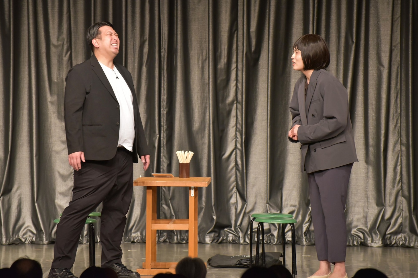 レインボーの「女芸人」コントのワンシーン