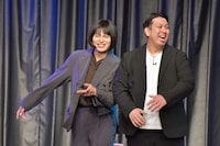 「女芸人」のコントを披露するレインボー