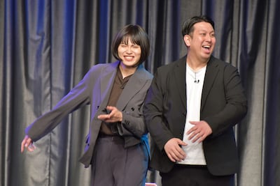 「女芸人」のコントを披露するレインボー