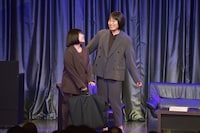 レインボー池田がカーネーション吉田（左）を迎え入れるワンシーン