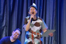 熱唱するレイザーラモンRG