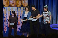 あるあるを書いた色紙をすべて同じ観客に渡そうとする4人