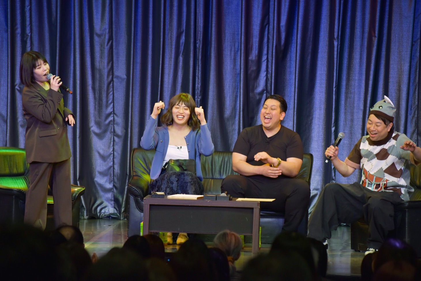 歌うカーネーション吉田（左端）