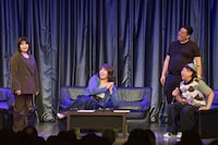 レインボーの「タクシー代」コントにカーネーション吉田（左）、レイザーラモンRG（右）も参加するワンシーン