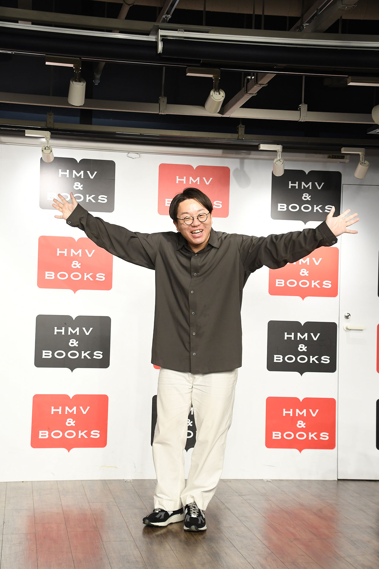 楽しげなポーズのママタルト檜原