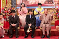 「ダマされた大賞 30回記念SP」より。前列左から羽鳥慎一、内村光良、出川哲朗。後列はガンバレルーヤ