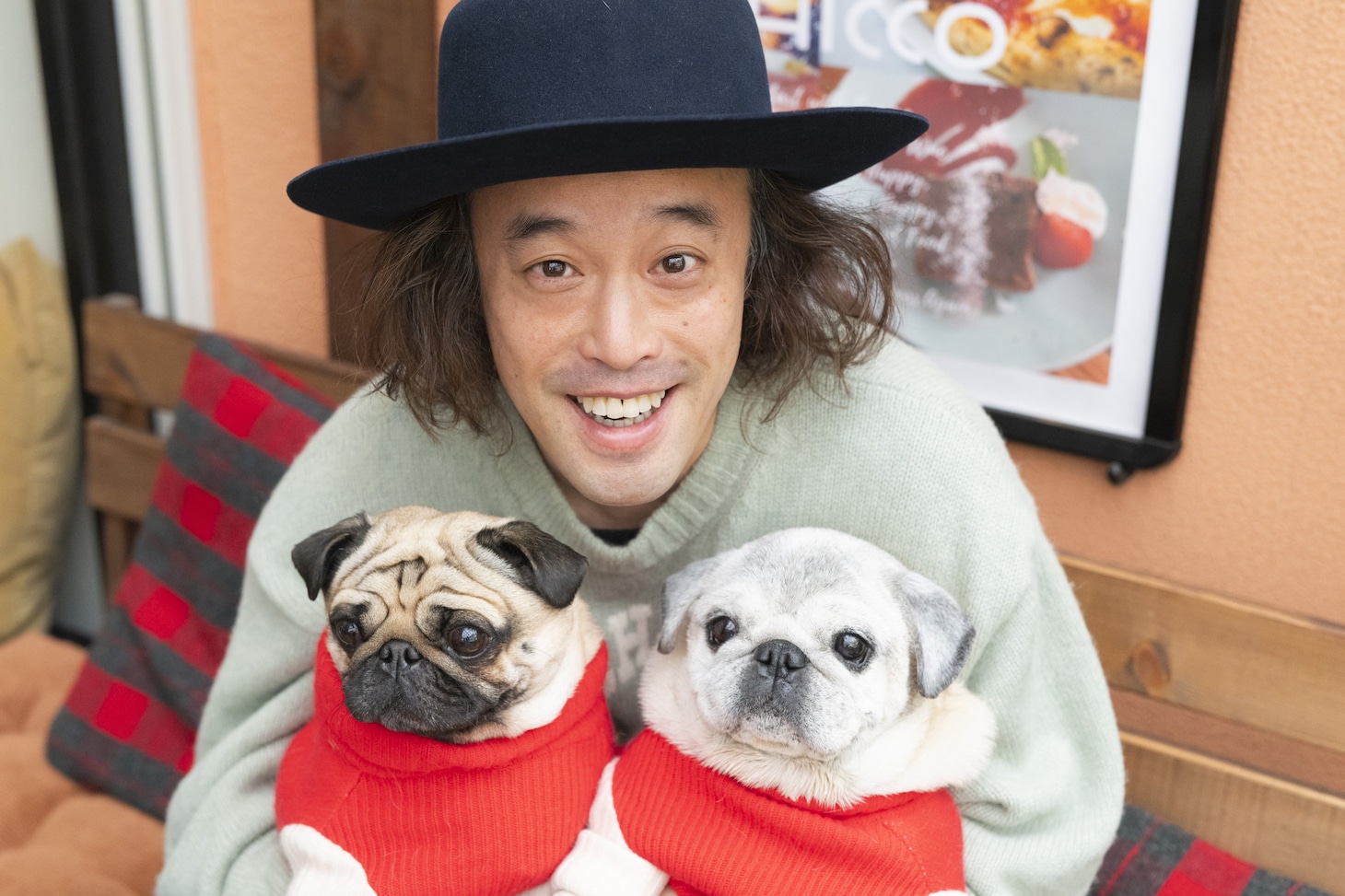 エレキコミックやついと、愛犬のこはだ、こぶし